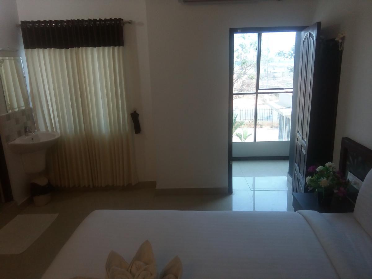 Ebenezer Plaza Hotel Nedumbassery Eksteriør billede